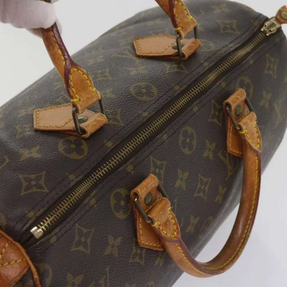 Louis Vuitton Speedy 30 är en tidlös klassiker! Det kommer att lägga till lyxig stil till alla kläder och passa alla tillfällen. Fler bilder och mer info i vår webbutik vintagetreasures.co. Väskor.