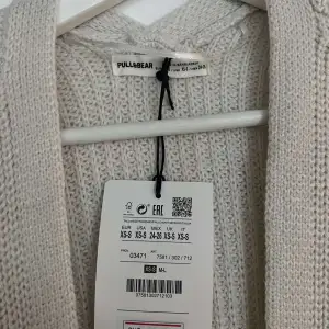 Vi säljer denna Pull & Bear tröja då den inte längre används och kan istället användas av någon annan, den är i perfekt skick, storlek S, kontakta vid funderingar 😃