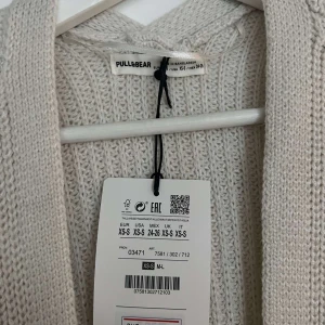Pull & Bear tröja  - Vi säljer denna Pull & Bear tröja då den inte längre används och kan istället användas av någon annan, den är i perfekt skick, storlek S, kontakta vid funderingar 😃