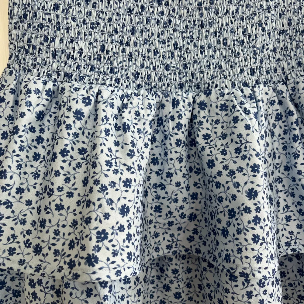 En fin blommig kjol från Gina Young i stl 146/152 och är i fint skick.. Kjolar.