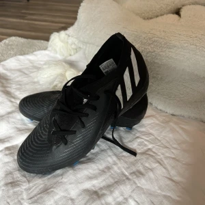 Fotbollsskor  - Dam adidas storlek 38. 2/3 Supersköna, inget slitage använda några få gånger