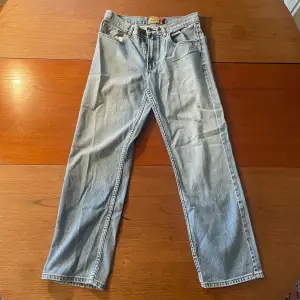 Endast testade. Coolt tryck och bra jeans 🤘 W32 L30