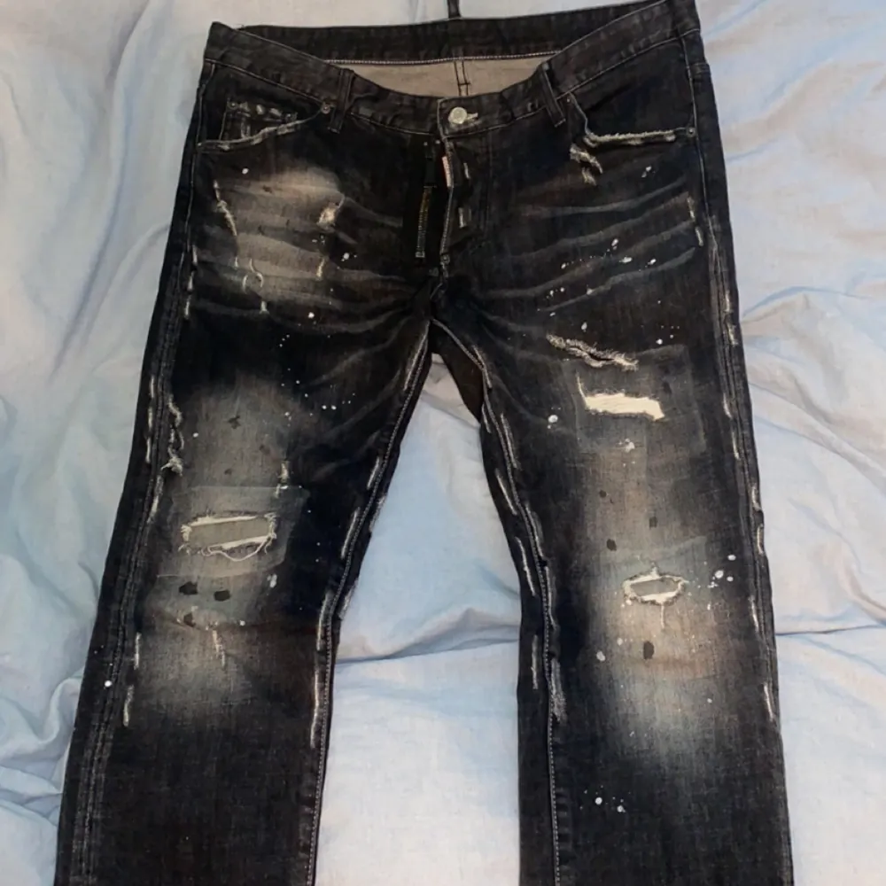 Nya dsquard byxor köpta för ett år sen använda noll gång, hör av er för frågor🛍️. Jeans & Byxor.