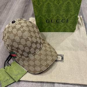 Gucci keps i nyskick inga fel med den 10/10. Tillkommer med kvitto, box, tags samt dustbag. För fler frågor hör gärna av dig😁