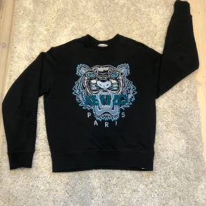 Kenzo Tröja - Kenzo tröja köpt på NK för 2200kr, Har tyvärr inte kvar kvittot men garanterar att den är äkta.  Säljer billigt då jag vill sälja den snabbt. Tveka inte på att skriva om du har funderingar!