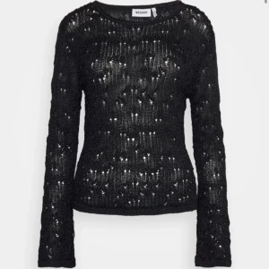 stickad spetströja - Skit snygg stickad tröja från weekday som är slutsåld! Använd en gång, inga defekter. Så snyggt med ett par jeans! Priset kan diskutera