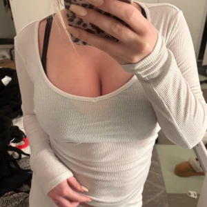 Långärmad ribbad tröja  - En söt ribbad tröja som är köpt secondhand. Tror den är från Cubus från början. V-ringad, ribbad, långärmad vanlig tröja 