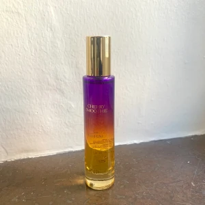 Parfym - Parfymen Cherry Smootie som är en dupe på Lost Cherry av Tom Ford! Luktar körsbär, plommon, mandel, vanilj och tonkaböna💗💗Söt och god! 30 ml