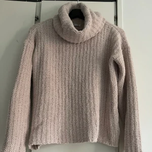 Stickad tröja med turtleneck - SÅ mysig 😍 lite fluffig vit/beige stickad tröja med hög hals från Cubus i storlek s. Endast använd en gång.