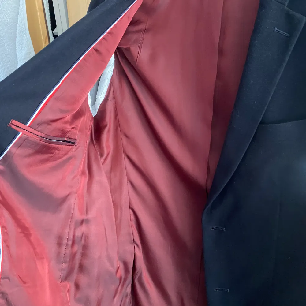 Använd en gång, köpt för 699kr Storlek C48 passar S/M. Puvut & Bleiserit.