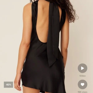 Festklänning - Jättefin svart silkes klänning från NA-KD, använd fåtal gånger!! Funkar utmärkt till fest! Frakt tillkommer!!