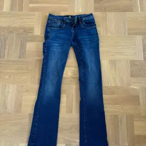 Säljer mina ”valerie” lowaist ltb bootcut jeans. Fint skick och nypris är 830kr. Jag är 165cm och de är bra i längden och passar bra💗💗 