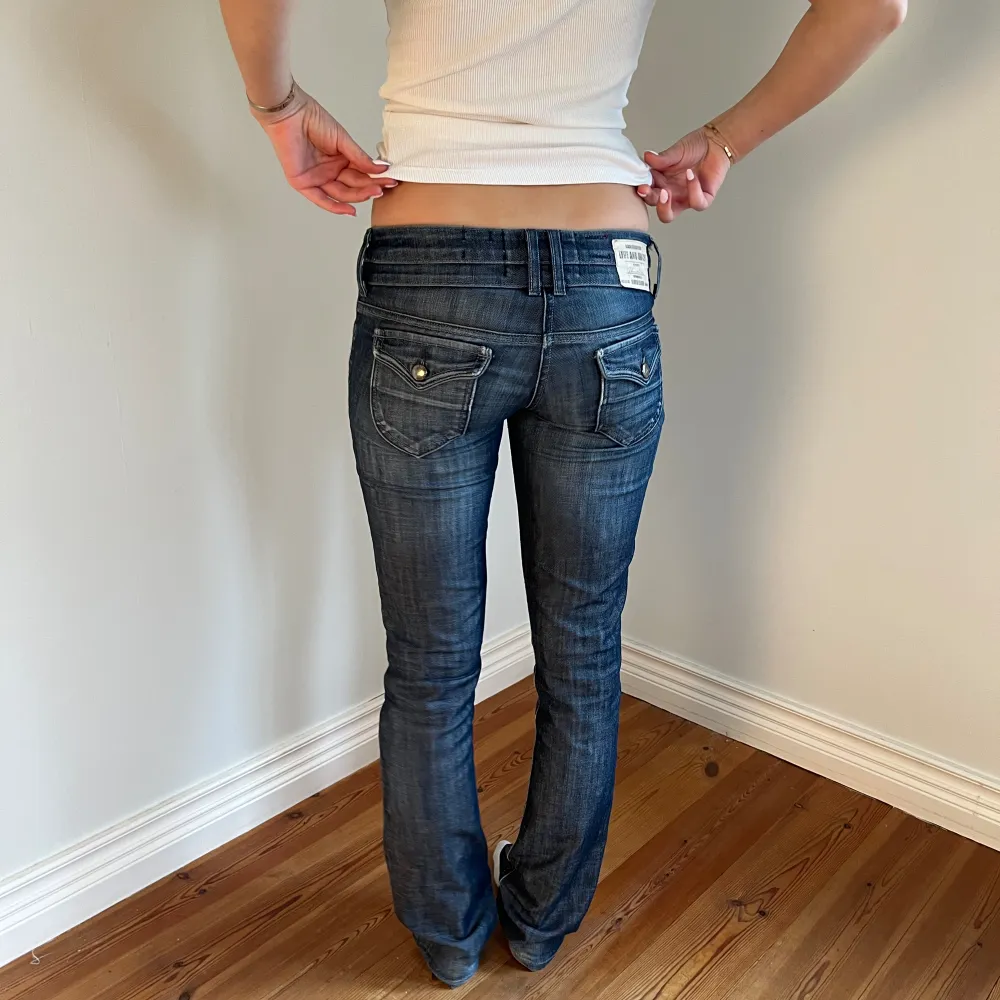 Midjemått( rätt över): 38cm  Inerbenslängd: 84cm   Köp dem via ”KÖP NU” eller Swish  Modellen är 170 cm, inga defekter 💕 . Jeans & Byxor.