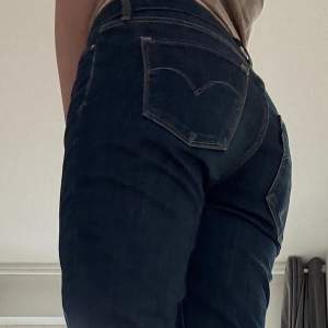 Marinblå Levis low waist bootcut jeans i storlek 27 passar 36, 34, S skulle jag säga 