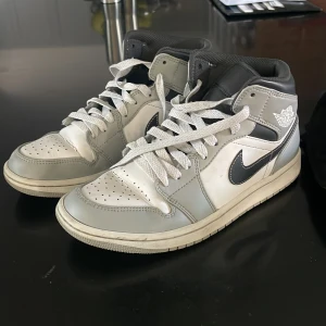 Jordan 1 mid Smoke grey  - ganska använda men funkar fortfarande!! 