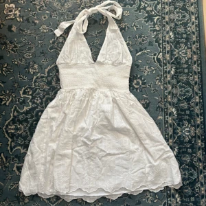 Zara sommarklänning  - Så söt klänning från zara! Passar perfekt till sommaren💞Storlek M, passar mindre också! Nyskick då jag endast använt en gång!