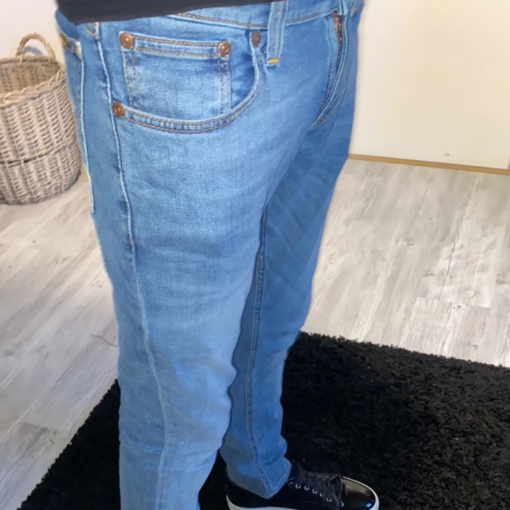 Säljer mina as feta slimmade nudie jeans, sitter skit fett och är allmänt soft. Säljer pga har blivit för små på mig. Hör av er vid frågor. Dom är lite korta skulle säga att dom passar 29/30 ganska så exakt. . Jeans & Byxor.