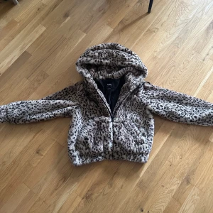 Leopard jacka faux fur - Otroligt fin & fluffig jacka i leopardmönster. Luvan är stor och mysig & den har en boxy fit. Aldrig använd!  Storlek s! 
