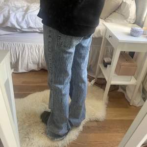 Jättesnygga jeans!! Jag är 165 ungefär och de är ganska långa på mig💕