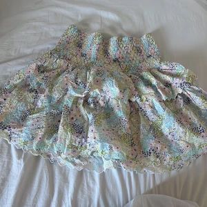 By malina kjol - Så sjukt fin ny malina kjol perfekt till sommaren! Den är dock alldeles för stor,därför jag tyvärr säljer den! Helt ny kvalite och sjukt fint mönster🤗Kjolen passar storlek M och sänker priset desto snabbare man vill köpa!