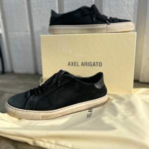 Hej! Säljer dessa ass feta Arigato Clean 90 som är perfekta sommar skor i storlek 41🔥☀️Orginal box och påse ingår ny pris 2 400kr🤩Hör av dig vid minsta fundering eller fråga🤔 Pris kan diskuteras vid snabb affär😃