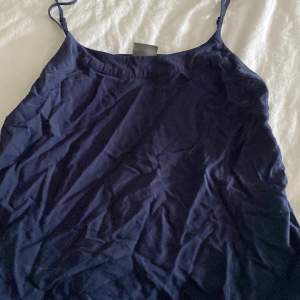 Marinblått linne från vero moda