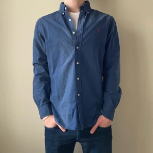 Ralph Lauren skjorta - Ralph Lauren skjorta|Storlek:M|bra skick|nypris:1599 vårt pris:349kr|modellen på bilden är 180| hör gärna av er vid funderingar, Mvh