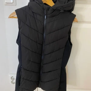 Zara väst  - Säljer min zara väst då jag inte gillar passformen och inte använder tillräckligt . Har använt den cirka 3 gånger och har inga defekter . Köpta den för 500kr. 