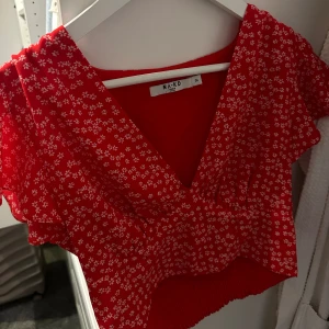 Blus nakd  - Jättegullig blommig blus/topp från nakd, perfekt till sommar, nypris 319, nyskick