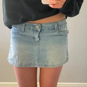 Lågmidjad jeanskjol - Hej jag säljer denna jeanskjol från miaoni. Den är i bra skick, skulle säga att den passar XS/S då den var lite för stor för mig. Hör av er vid frågor. Midjemått 39*2 rakt över när den ligger ned