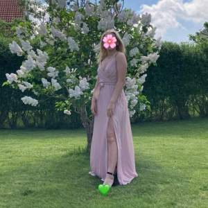 Balklänning  - Säljer nu min jätte fina balklänning som jag hade på balen i 9:an. Klänningen är endast använd en gång och har inga defekter och är perfekt för dig som ska ha studentbal eller bal i åk 9. Kan skickas omgående så att den hinner i tid