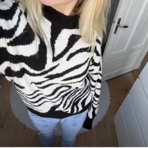 Stickad tröja  - Zebra mönstrad stickad tröja, mycket bra skick 🦓🦓