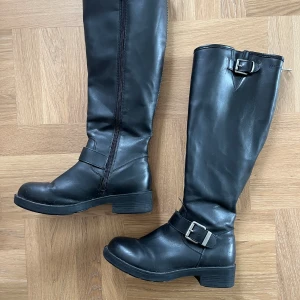 Stövlar - Attitude - Stövlar med lite mer tight passform. Snygga detaljer och sköna att gå i ☺️ Knappt använda!