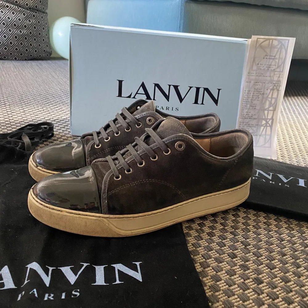 Ett par fräscha Lanvin skor i färgen grå! Skicket är 7,5/10 och storleken är size 7 ~ 41/42. Köpta på nk för 4 300 kr, kvitto finns! Hör gärna av dig vid frågor och funderingar!. Skor.
