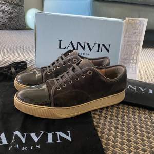 Ett par fräscha Lanvin skor i färgen grå! Skicket är 7,5/10 och storleken är size 7 ~ 41/42. Köpta på nk för 4 300 kr, kvitto finns! Hör gärna av dig vid frågor och funderingar!