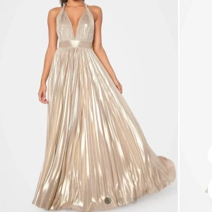 Balklänning - Säljer min superfina balklänning från förra året❤️ Klänningen är i storlek XS men passar mig som vanligtvis har storlek S. Har även sytt upp den så den passar mig som är 160 + klackar. Superbra skick och inga defekter! Nypris: 1599 (Står ej för frakt)