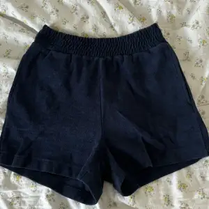 marinblå frotté shorts från Indiska