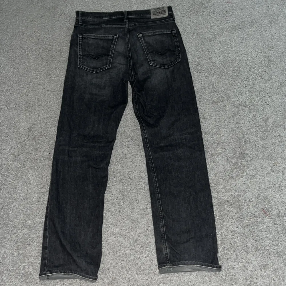 Det är Replay jeans som bär storlek 158cm eller 14A. De är i väldigt bra skick och har inga tecken på användning. Nypris är 800 kr och mitt pris är 500 kr. Jeans & Byxor.