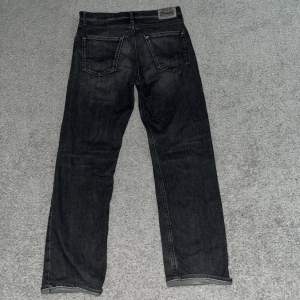 Det är Replay jeans som bär storlek 158cm eller 14A. De är i väldigt bra skick och har inga tecken på användning. Nypris är 800 kr och mitt pris är 500 kr