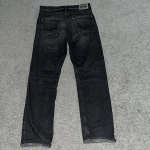 Säljer ett par Replay jeans - Det är Replay jeans som bär storlek 158cm eller 14A. De är i väldigt bra skick och har inga tecken på användning. Nypris är 800 kr och mitt pris är 500 kr