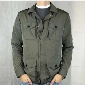 Overshirt - Tja, jag säljer nu min stilrena J. Lindeberg jacka för jag får inte riktigt den till användning. Denna modell kostar 4000 kr men jag säljer den billigt då jag inte använder jackan. Riktigt fräsch nu till sommaren/Våren. Först till kvarn!