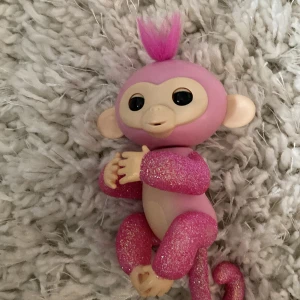 Fingerlings!! 😊 - Jag säljer en fingerling, med söta,gulliga och roliga animationer! 🩷Väldigt fin färg har den faktiskt,rosa med glitter 😍Skulle passa perfekt till en 5-7 åring! 😊Den är i riktigt bra skick! Kostade 347 kr som ny! 🩵