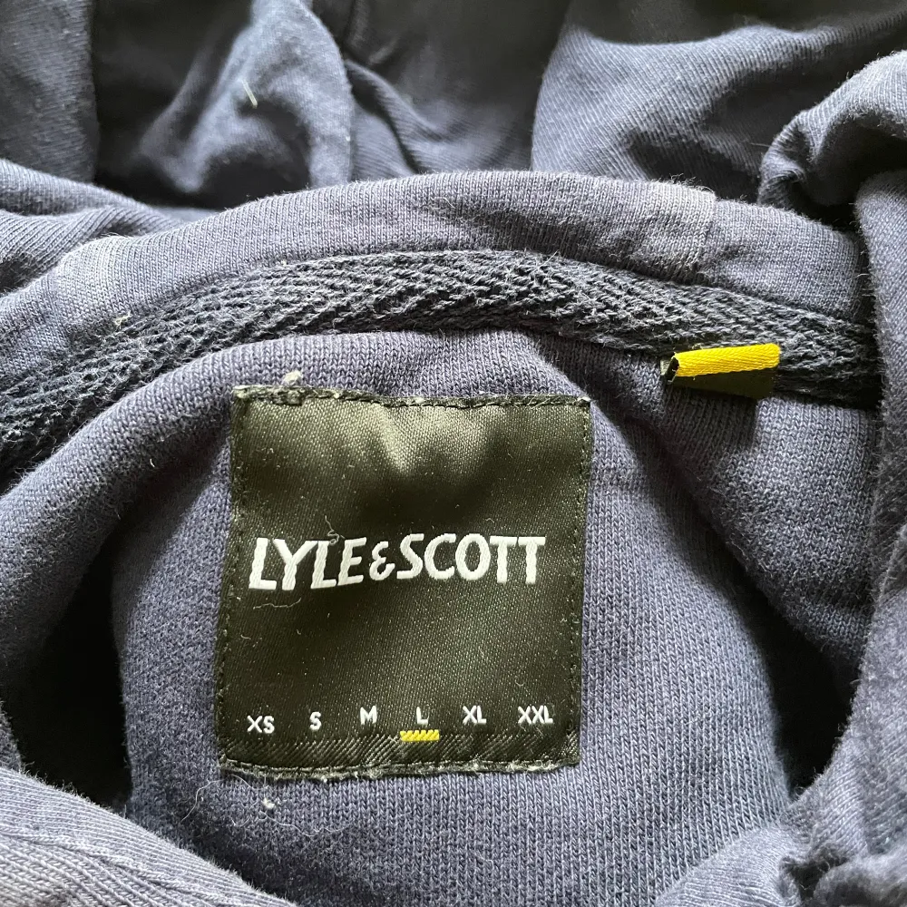 Jätte fin Lyle & Scott hoodie i storlek L som är i mycket bra skick! Säljer pga att jag inte använt den på länge och bara ligger här hemma! Skriv till mig ifall ni undrar något!. Hoodies.