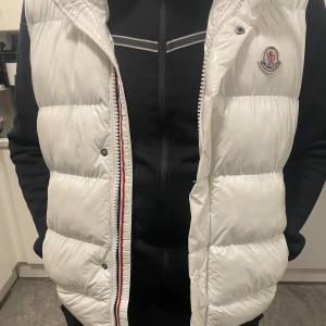 Moncler Väst Vit - Fin moncler väst i vit. Storlek M.  Pris går att diskutera vid snabb affär