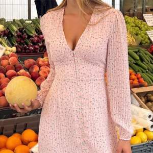 Oanvänd klänning från Adoore i modellen Paris färgen Light Pink. Nypris 1495kr. Lappen är fortfarande på! Säljes då den är för liten! Första bilderna är lånade, sista egen. 💐
