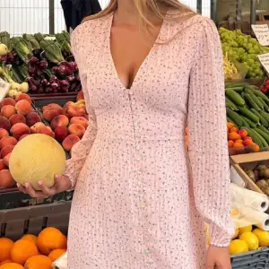 Oanvänd klänning från Adoore i modellen Paris färgen Light Pink. Nypris 1495kr. Lappen är fortfarande på! Säljes då den är för liten! Första bilderna är lånade, sista egen.  800kr vid snabb affär💐