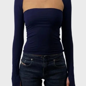 Marinblå topp - Så perfekt nu till våren!! Helt ny🤍Följ för liknande plagg inom kort!!