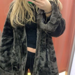 Pälsjacka  - Pälsjacka som är köpt vintage i storlek L men passar mig som har S/M i tröjor💘Har fler bilder så fråga för fler bilder eller andra frågor💘