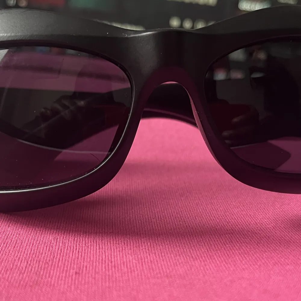 Solglasögon i futuristisk y2k stil, har använts 1-2 ggr. I väldigt bra skick . Övrigt.