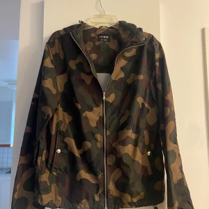 Trendig Vindjacka Herr - Snygg vindjacka herr  Skick 9/10  Storlek L men passar M/L